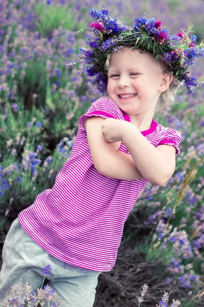 Lavanta çiçekleri arasında güzel bir kız