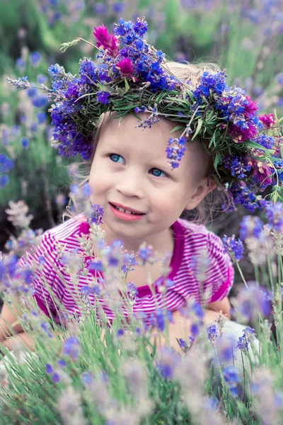 Lavanta çiçekleri arasında güzel bir kız