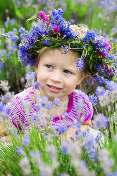 Lavanta çiçekleri arasında güzel bir kız
