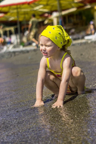 kum deniz üzerinde küçük bebek