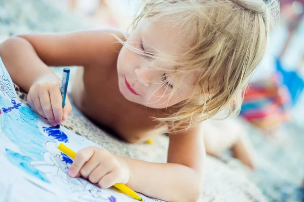 Uma criança pequena desenha lápis coloridos Fotografia De Stock