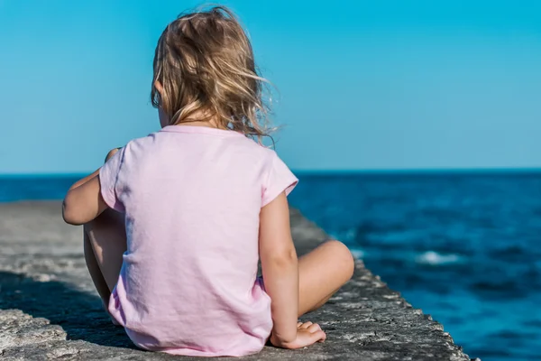 sessizce denize düşünürken çocuk