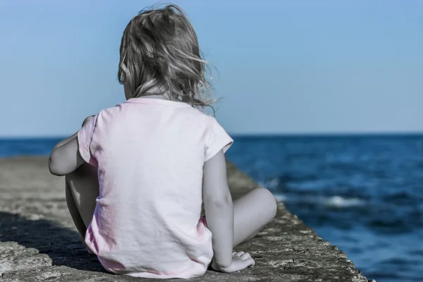 sessizce denize düşünürken çocuk