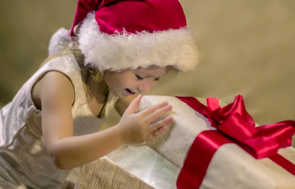 Yeni yıl, çocuk bir kutu bir hediyeyle görünüyor