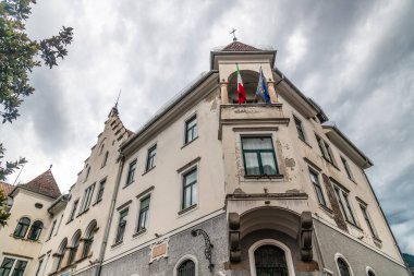 Güneşli bir yaz gününde tarihi binaların cepheleriyle Meran şehrindeki eski kasabayı gezmek. Merano Meran, İtalya