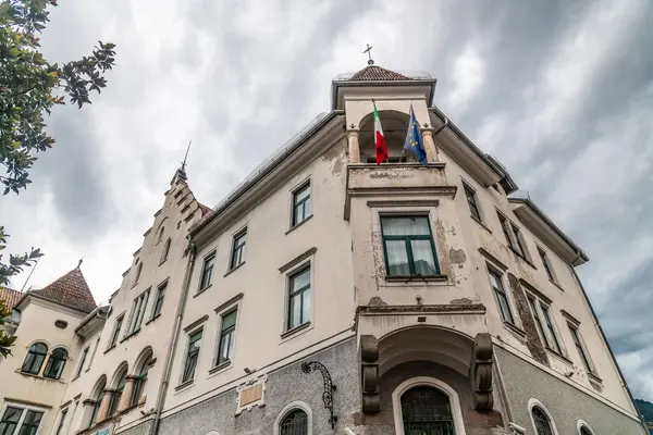 Güneşli bir yaz gününde tarihi binaların cepheleriyle Meran şehrindeki eski kasabayı gezmek. Merano Meran, İtalya