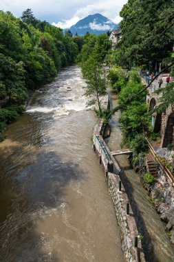 İtalya 'nın Merano kentinde sağanak yağmurdan sonra yüksek suyu olan Passer Nehri