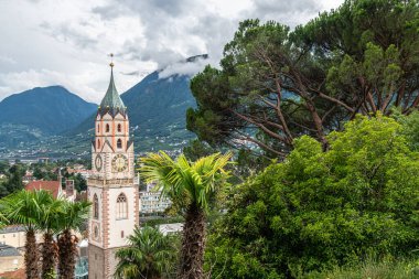 Merano 'nun Güney Tyrol' de 14. ve 15. yüzyıllardan kalma St. Nicholas kilisesiyle görüntüsü - İtalya.