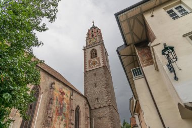 Merano 'nun Güney Tyrol' de 14. ve 15. yüzyıllardan kalma St. Nicholas kilisesiyle görüntüsü - İtalya.