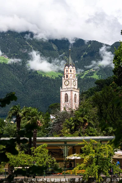 Merano Nun Güney Tyrol Yüzyıllardan Kalma Nicholas Kilisesiyle Görüntüsü Talya — Stok fotoğraf
