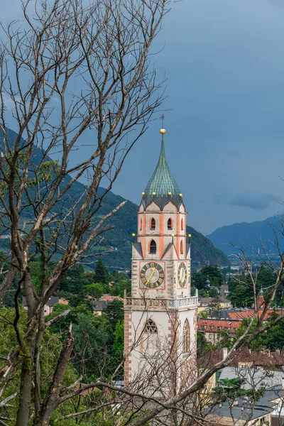 Widok Merano Południowym Tyrolu Kościołem Parafialnym Mikołaja Xiv Wieku Włochy — Zdjęcie stockowe
