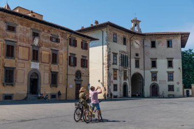 Pisa manzaralı Palazzo dell 'Orologio (saat sarayı) veya Torre della Fame (Açlık Kulesi), Pisa, Toskana İtalya 22.07.2021