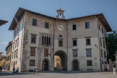Pisa manzaralı Palazzo dell 'Orologio (saat sarayı) veya Torre della Fame (Açlık Kulesi), Pisa, Toskana İtalya 22.07.2021