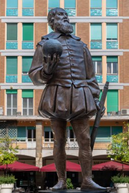 Pisa, İtalya 'da Galileo Galilei heykeli. Versilia dökümhanesi tarafından kayıp balmumuyla yapılan bu bronz madalya, sanatçılar Gabriele Vicari ve Armando Barbon, Pisa, İtalya 'nın , 