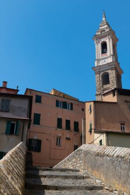 Imperia, Liguria, İtalya yakınlarındaki güzel bir köy olan Dolcedo 'da Idyllic Archways ve kaldırımtaşlı sokaklar
