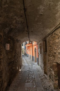 Imperia, Liguria, İtalya yakınlarındaki güzel bir köy olan Dolcedo 'da Idyllic Archways ve kaldırımtaşlı sokaklar