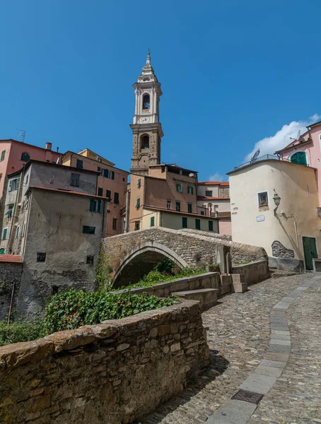 イタリア リグーリア州インペリア近郊の絵のように美しい村ドルチェドの牧歌的なアーチと石畳の通り — ストック写真