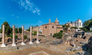 Avludan Ara çölya ve Altare della Patria Basilica di Santa Maria görünümü, Roma, İtalya, yaz