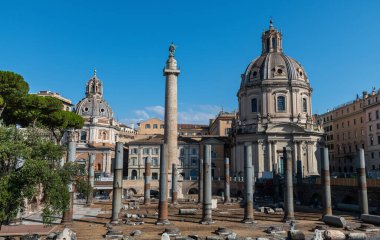 Trajan 'ın Sütunu ve Kutsal Meryem' in Kiliseleri ve Santa Maria di Loreto, Roma, İtalya