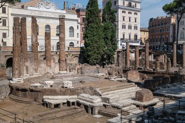 Şehir manzarası ve Roma 'dan genel mimari, İtalyan başkenti. Largo di Torre Arjantin, Arjantin Kulesi.