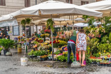 Campo de Fiori Meydanı 'nın müstehcen ve karakteristik sokak pazarı, Roma' nın barok kalbinde Piazza Farnese ve Piazza Navona arasında yer almaktadır.