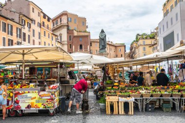 Campo de Fiori Meydanı 'nın müstehcen ve karakteristik sokak pazarı, Roma' nın barok kalbinde Piazza Farnese ve Piazza Navona arasında yer almaktadır.