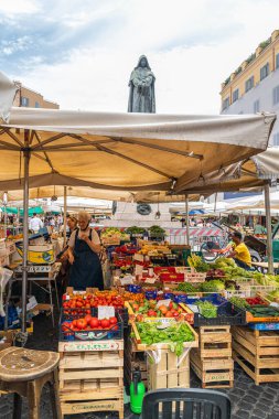 Campo de Fiori Meydanı 'nın müstehcen ve karakteristik sokak pazarı, Roma' nın barok kalbinde Piazza Farnese ve Piazza Navona arasında yer almaktadır.