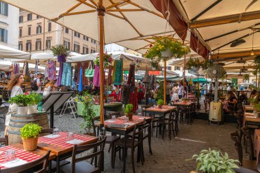 Campo de Fiori Meydanı 'nın müstehcen ve karakteristik sokak pazarı, Roma' nın barok kalbinde Piazza Farnese ve Piazza Navona arasında yer almaktadır.