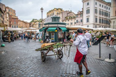 Campo de Fiori Meydanı 'nın müstehcen ve karakteristik sokak pazarı, Roma' nın barok kalbinde Piazza Farnese ve Piazza Navona arasında yer almaktadır.