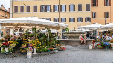 Campo de Fiori Meydanı 'nın müstehcen ve karakteristik sokak pazarı, Roma' nın barok kalbinde Piazza Farnese ve Piazza Navona arasında yer almaktadır.