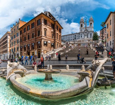Turistler Piazza di Spagnia 'daki Kayık Pınarı' nın etrafında toplanarak İspanyol Merdivenleri 'ni Trinit dei Monti kilisesine götürüyor. Barkaccia Çeşmesi Roma 'daki Piazza di Spagna' da İspanyol Merdivenlerinde.