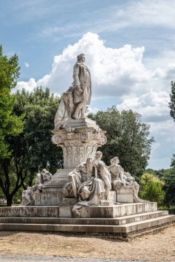 Goethe anıtı Roma 'da Villa Borghese' deki Viale Goethe 'de. Alman heykeltıraş Gustav Eberlein tarafından 1902 yılında doğum gününde Roma şehrine hediye edilen II. Wilhelm adına tasarlanmıştır.. 