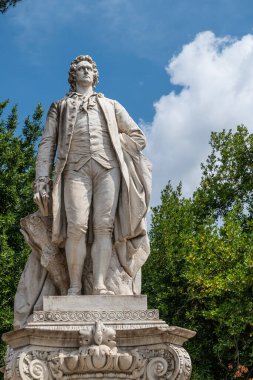 Goethe anıtı Roma 'da Villa Borghese' deki Viale Goethe 'de. Alman heykeltıraş Gustav Eberlein tarafından 1902 yılında doğum gününde Roma şehrine hediye edilen II. Wilhelm adına tasarlanmıştır.. 
