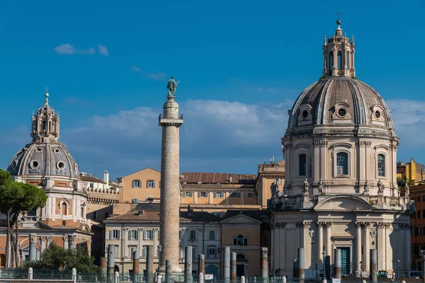 トラヤヌスのコラムとマリアとサンタ マリア ロレート教会のドーム ローマ イタリア — ストック写真