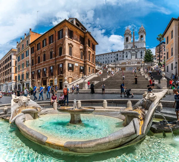 Turistas Reúnem Torno Fonte Barco Piazza Spagnia Alinham Degraus Espanhóis — Fotografia de Stock