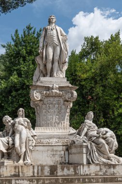 Goethe anıtı Roma 'da Villa Borghese' deki Viale Goethe 'de. Alman heykeltıraş Gustav Eberlein tarafından 1902 yılında doğum gününde Roma şehrine hediye edilen II. Wilhelm adına tasarlanmıştır.. 