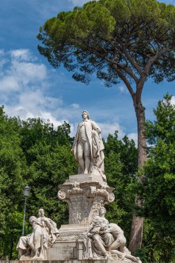 Goethe anıtı Roma 'da Villa Borghese' deki Viale Goethe 'de. Alman heykeltıraş Gustav Eberlein tarafından 1902 yılında doğum gününde Roma şehrine hediye edilen II. Wilhelm adına tasarlanmıştır.. 