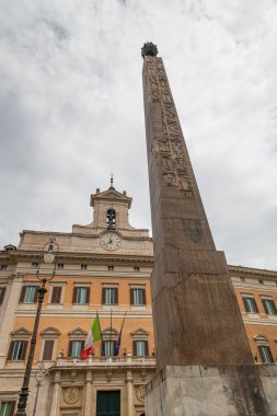 Roma, İtalya Palazzo Montecitoro, İtalya Milletvekilleri Meclisi 'nin merkezi, İtalya' nın Roma kentinde bulunan bir parlamento binasıdır. Aslen Bernini tarafından tasarlanan barok saray mimarisi Carlo Fontana tarafından tamamlandı. Önünde Montecitorio Obelisk