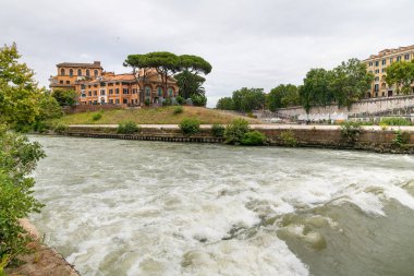 Isola Tiberina veya Tiber Nehri Adası ve Fatebenefratelli Hastanesi.