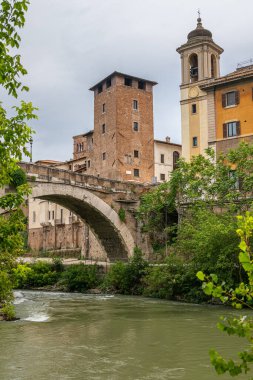 Isola Tiberina veya Tiber Nehri Adası ve Fatebenefratelli Hastanesi.