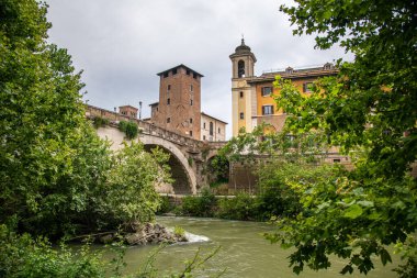 Isola Tiberina veya Tiber Nehri Adası ve Fatebenefratelli Hastanesi.