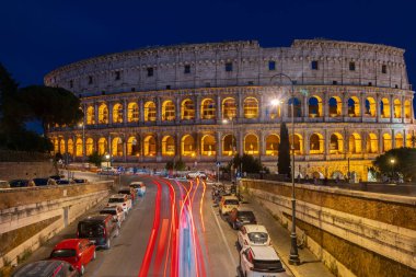 Kolezyum (kolezyum) gece Roma 'da. İtalya, Avrupa