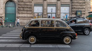 Roma, İtalya, 20.07.2021: iki renkli 1957 Fiat 600 Multipla Roma 'da görüldü