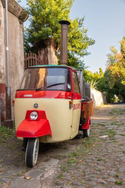 Kırmızı ve sarı renkli Piaggio Goril P501 Antika yoluyla (appian yolu) sabahın erken saatlerinde Roma, İtalya 'da 