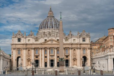 St. Peter Meydanı 'nda sabahın erken saatlerinde Roma, İtalya' da polislerin yürüdüğü panoramik bir manzara. 