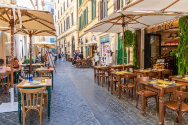 İtalya 'nın eski Roma şehrinde rahat barlar ve restoranlar