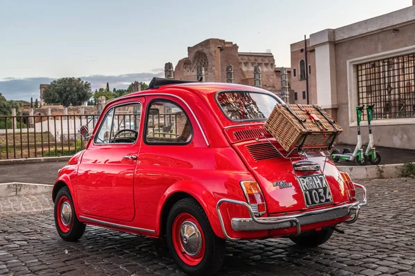 Rom Italien 2021 Kleiner Roter Alter Fiat 500 Vor Dem — Stockfoto