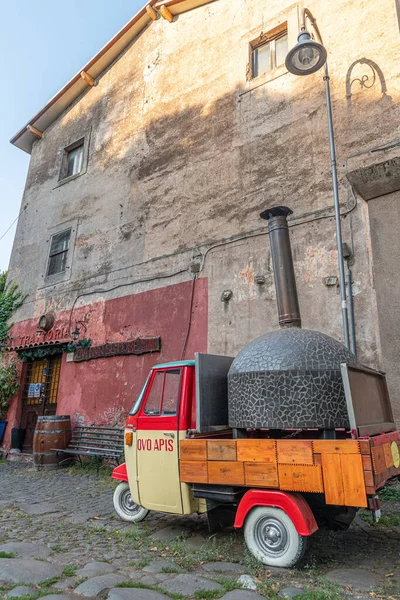 Rote Und Gelbfarbene Piaggio Ape P501 Frühen Morgen Rom Italien — Stockfoto