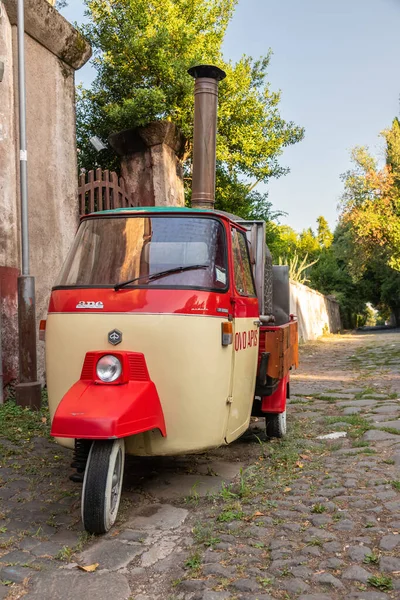 Kırmızı ve sarı renkli Piaggio Goril P501 Antika yoluyla (appian yolu) sabahın erken saatlerinde Roma, İtalya 'da 