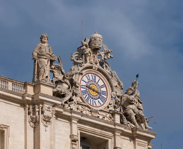 Πρόσοψη Του Maderno Ρολόι Ανάμεσα Δύο Αγάλματα Βασιλική Του Αγίου — Φωτογραφία Αρχείου